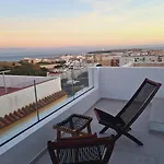 Cheerful 5-bedroom With Unique Rooftop Views *