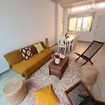 Villa Cheerful 5-bedroom With Unique Rooftop Views