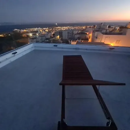 Villa Cheerful 5-bedroom With Unique Rooftop Views *
