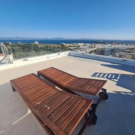 Villa Cheerful 5-bedroom With Unique Rooftop Views *