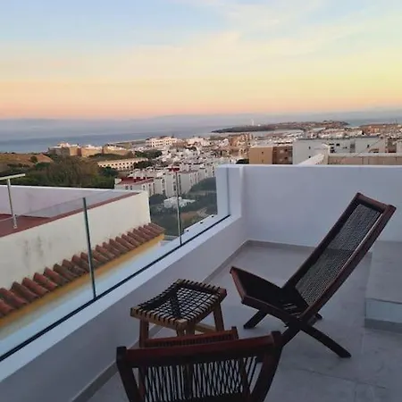 Cheerful 5-bedroom With Unique Rooftop Views *