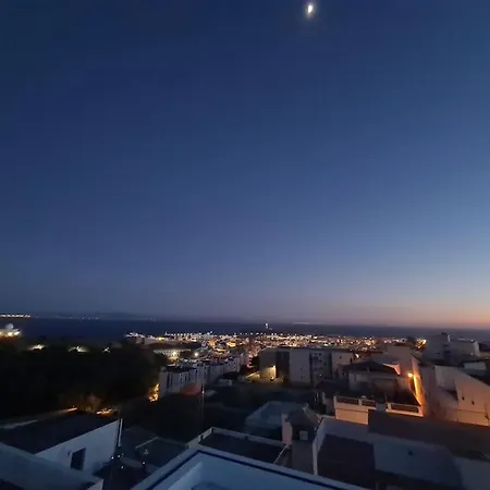 Cheerful 5-bedroom With Unique Rooftop Views Villa *