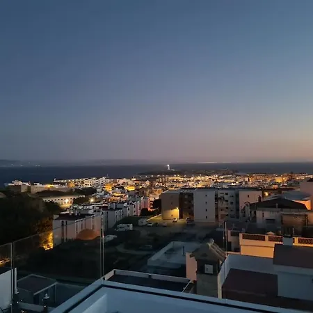 Cheerful 5-bedroom With Unique Rooftop Views