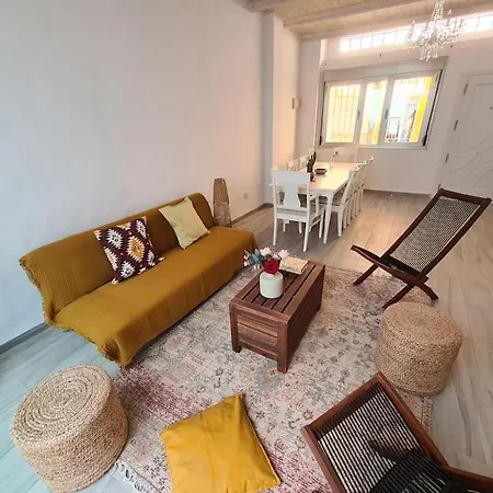 Villa Cheerful 5-bedroom With Unique Rooftop Views