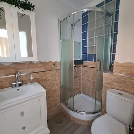 Villa Cheerful 5-bedroom With Unique Rooftop Views *