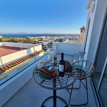 Cheerful 5-bedroom With Unique Rooftop Views *