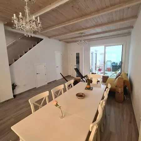 Cheerful 5-bedroom With Unique Rooftop Views