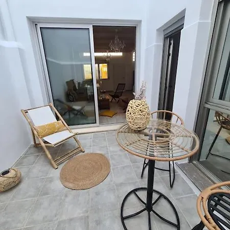 Villa Cheerful 5-bedroom With Unique Rooftop Views