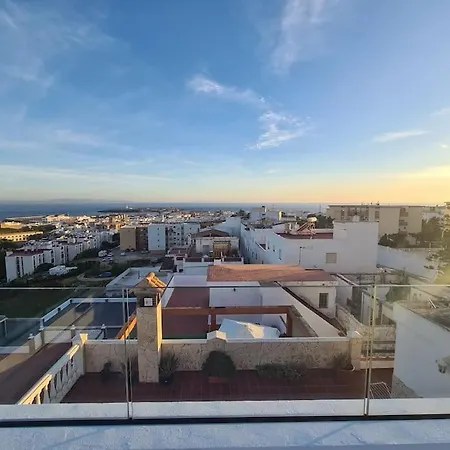 Villa Cheerful 5-bedroom With Unique Rooftop Views *